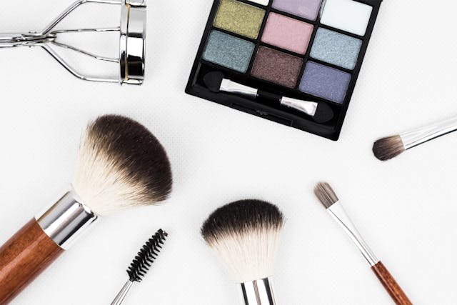 Resalta la belleza con estilo y confianza utilizando los mejores maquillares