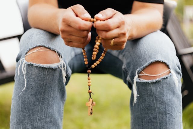 Crucifijos y medallas: signos de fe que acompañan tu día a día con estilo y significado