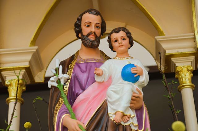 Imágenes y estatuillas devocionales: ocupa tu hogar de presencia, protección y belleza espiritual