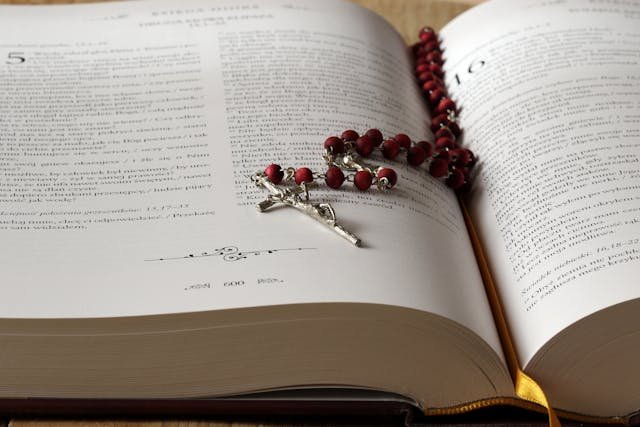 Rosarios y pulseras devocionales: oración, protección y estilo en cada cuenta
