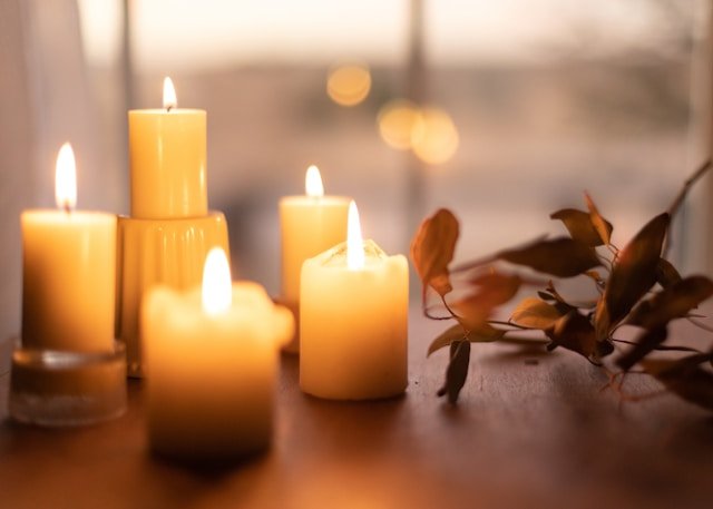 Veladores y velas religiosas: luz de fe que ilumina tu hogar y corazón